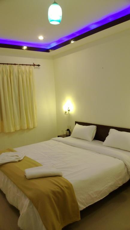 Hotel Hill Palace 考萨尼 客房 照片