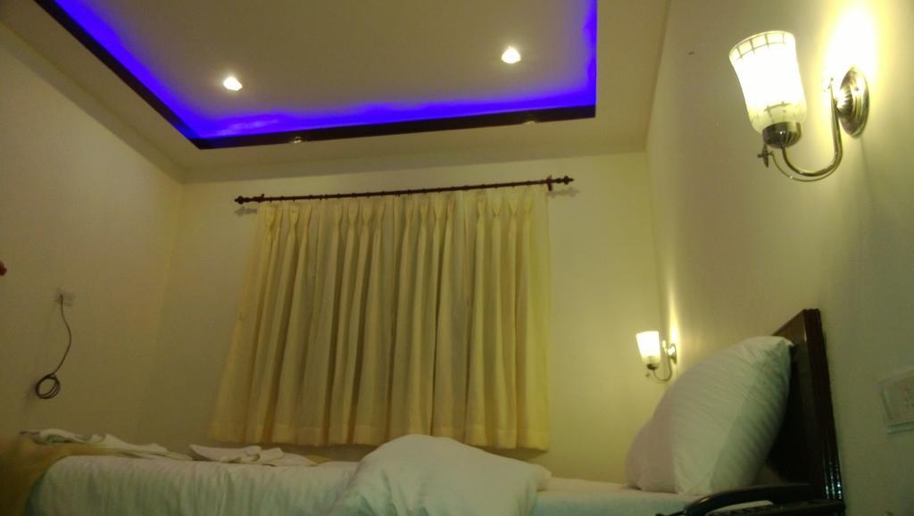 Hotel Hill Palace 考萨尼 外观 照片